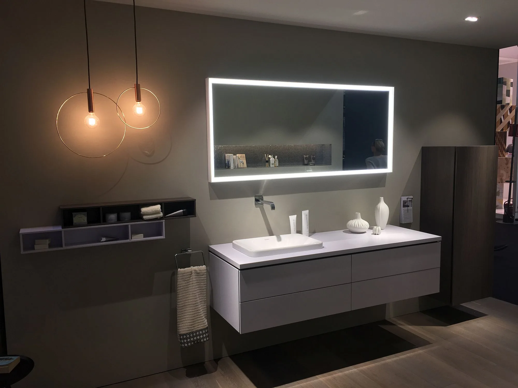 Illustrative example of guide for mirror led strip