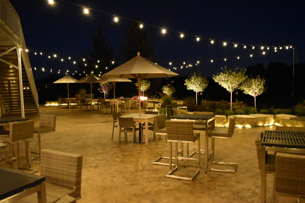 outdoor restaurant lighting